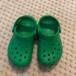 Kelly green crocs size 6y